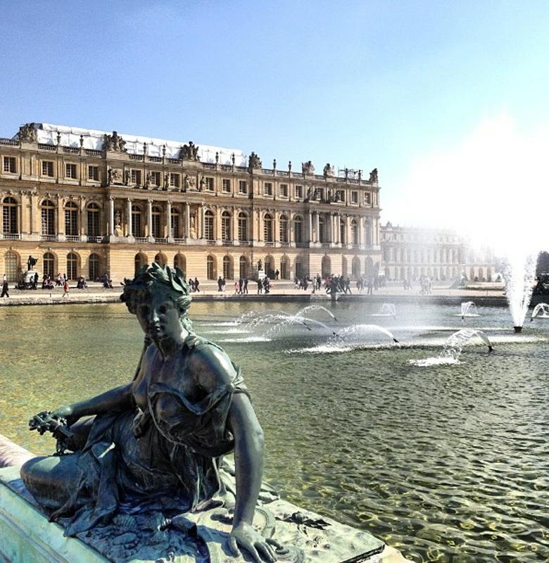 Page 9 of 12 DAY 4 Full-Day tour of Versailles After breakfast at your hotel, you will meet at our agency near the Louvre for your full-day visit of Versailles palace and its splendid gardens.