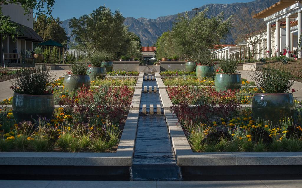 June 4-8, 2018 Southern California HOSTED BY Casa Romantica Cultural Center and Gardens Descanso Gardens Disneyland Resort Huntington Library, Art Collections, & Botanical Gardens Los Angeles