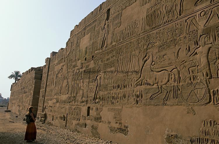 The king and his son, Ramses II, decorated the giant new hall, adding beautifully carved ritual scenes inside and monumental battle reliefs on its exterior.