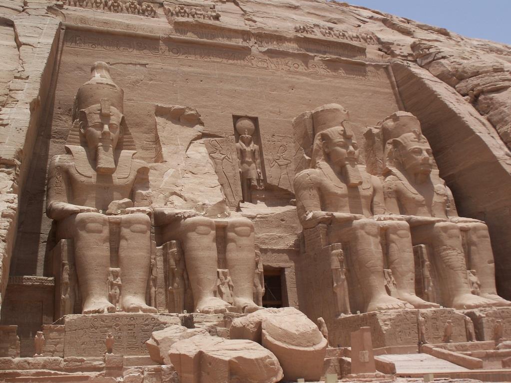 Four colossal 20 meter statues of the pharaoh with the double Atef crown of Upper and Lower Egypt decorate the facade of the temple, which is