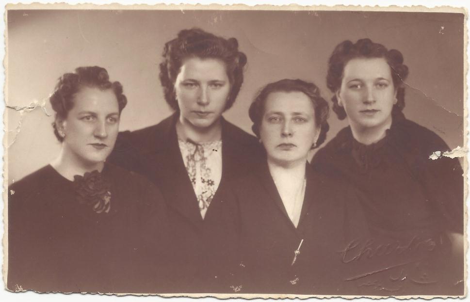 Slika 3.1: Sestre Furlani v Kairu leta 1938. Od leve: Marija, Nada, Pepca in Danica Vir: Furlani (2013b). Tako je bilo tudi v Daničinem primeru.