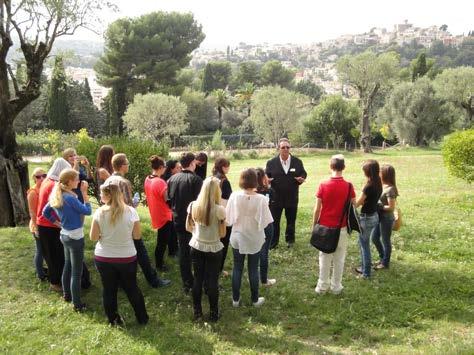 EXCURSIONS Monday afternoon - Visit of NICE: the OLD CITY and the CASTLE The walking tour starts at about 14:00 in front of the school.