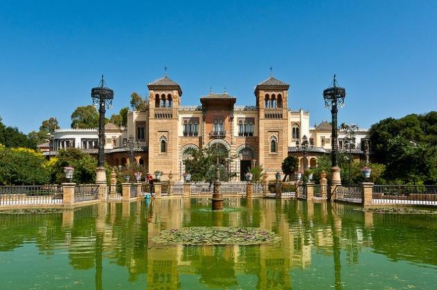 A mix of Mudéjar and art deco, the park extends through half a mile of a variety of trees, palms, shrubs, tiled fountains, ponds and paths.