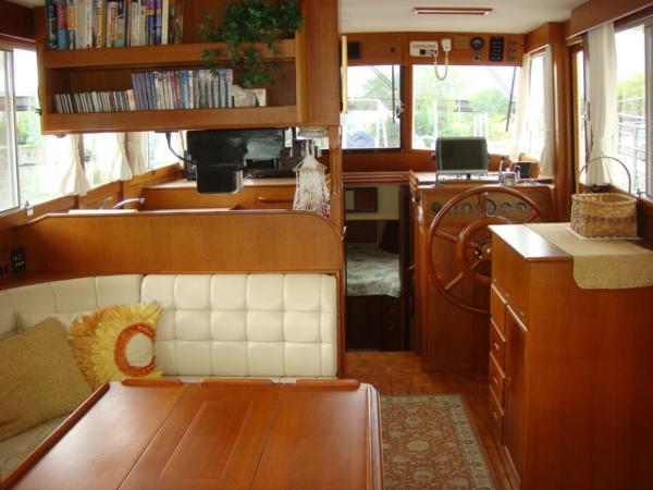salon starboard 