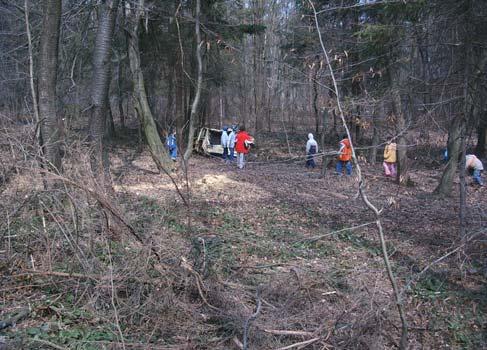 Žalostna točka v Dobrovcah je gozd. V njem je polno pločevine in drugih odpadkov. Smeti bi lahko odstranili, postavili opozorilne table, naredili eko koše in ob sprehajalnih poteh postavili klopi.
