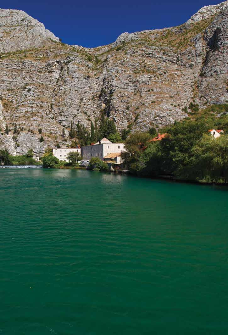Ombla Ombla je najkraća hrvatska, a istovremeno i svjetska rijeka. Rijeka izvire podno strme stijene Golubov kamen, u mjestu Komolac i iznimno je jakog ali i kratkog toka.
