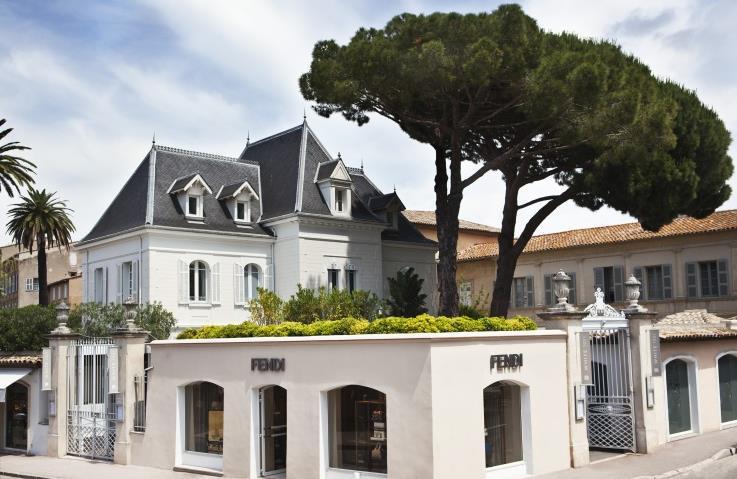 Preserving the classical beauty of the original mansion, White 1921 Saint-Tropez celebrates the atmosphere of the iconic village
