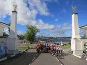 In Yaroslavl we stay in a modern hotel in the centre of the city. We walk with a local guide in the central part of the old city and enjoy the view of the Volga.