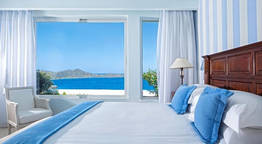 The two bedrooms of Elounda Villa are decorated with classic simplicity, each boasting a wonderfully comfortable king size bed and a luxurious en suite bathroom with a tromp l oeil hand-painted