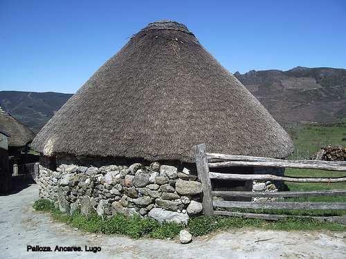 CASA POPULAR GALEGA Até un período avanzado da cultura castrexa, as construcións son de madeira con cuberta vexetal (colmo).