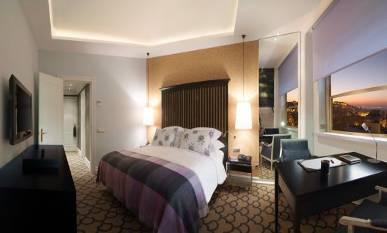 00 Double Room 290.00 Distance to Convention Centre: 5,7 km Located on Avenida da Liberdade, this elegant 5-star Lisbon hotel is set right in the heart of the city.
