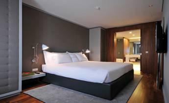 Altis Park Hotel has 300 rooms including 15 suites and 180 recently renovated rooms, all soundproofed and air-conditioned, cable TV, LCD, Pay Movies, Internet, direct dial telephone with automatic