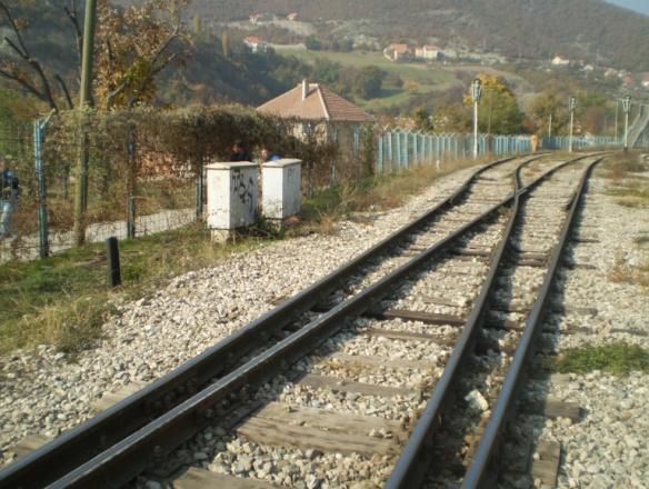 Detektorët e lëvizjes së trenave Janë pjesë e pajisjeve sinjalo siguruese përmes të cilave bëhet detektimi i lëvizjes së trenave nëpër linjat hekurudhore dhe njëkohësisht përmes kësaj mundësohet edhe