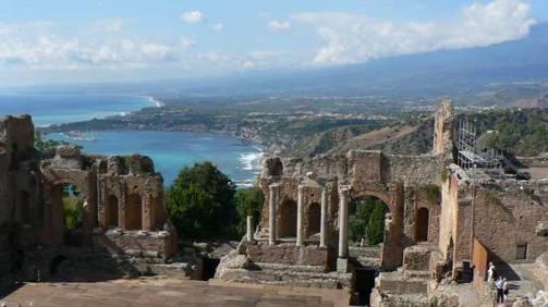 Taormina combines the natural beauty with the artistic and archaeological heritage: in addition to the nice cathedral and the streets of the old town, Taormina is famous for its
