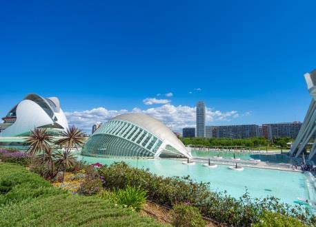 Upon arrival in Valencia, there will be time to buy lunch. There will be plenty of restaurants and fresh markets galore!