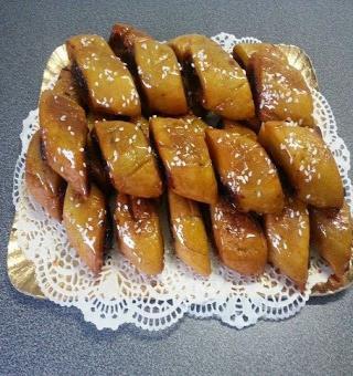 This pastry is composed of a date or almond stuffing with deep fried semolina dipped in