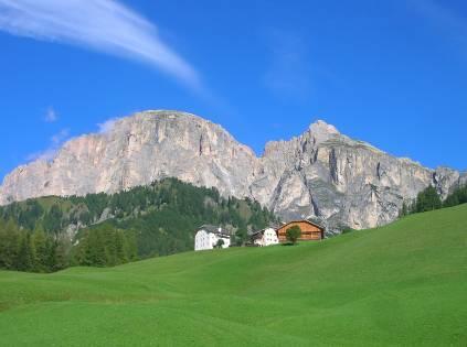 Because there is not just one Dolomites on this special tour we show you the different ranges and the different cultures: Italian, Tyrolean and Ladino.