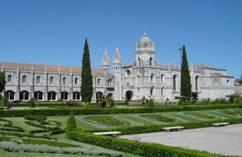 Jeronimos Monastery (Mosteiro dos Jerónimos) Away from Lisbon s downtown, along the riverside, you can find a beautiful area of the city: Belém, the neighbourhood with the largest number of heritage