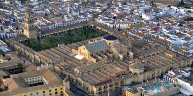 tour. Lunch and visit of the great mosque of Granada and walk through the Albaicin, the legendary old neighbourhood.