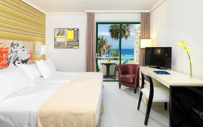 Double Rooms: comfortable rooms with a balcony and views of the pool or sea (with supplement).