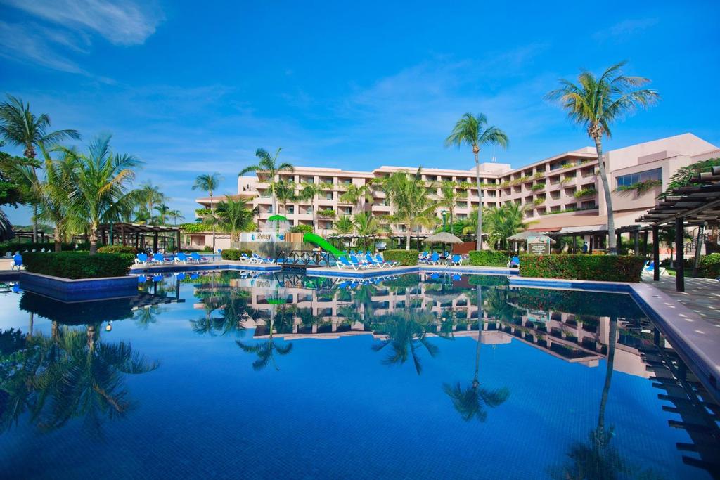 Description Enjoy a completely relaxing stay in the family atmosphere of the Barceló Huatulco Hotel*****, which is located on Tangolunda Bay, one of the nine largest bays in the region that also
