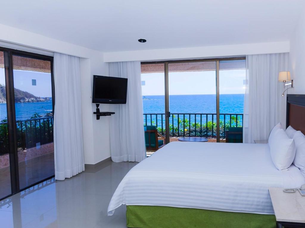 Rooms DELUXE PREMIUM LEVEL WITH FRONTAL SEA VIEWS Enjoy the maximum comfort of a 35.6m 2 space that features frontal sea views, large terraces with hammocks, and all the Premium Level benefits.