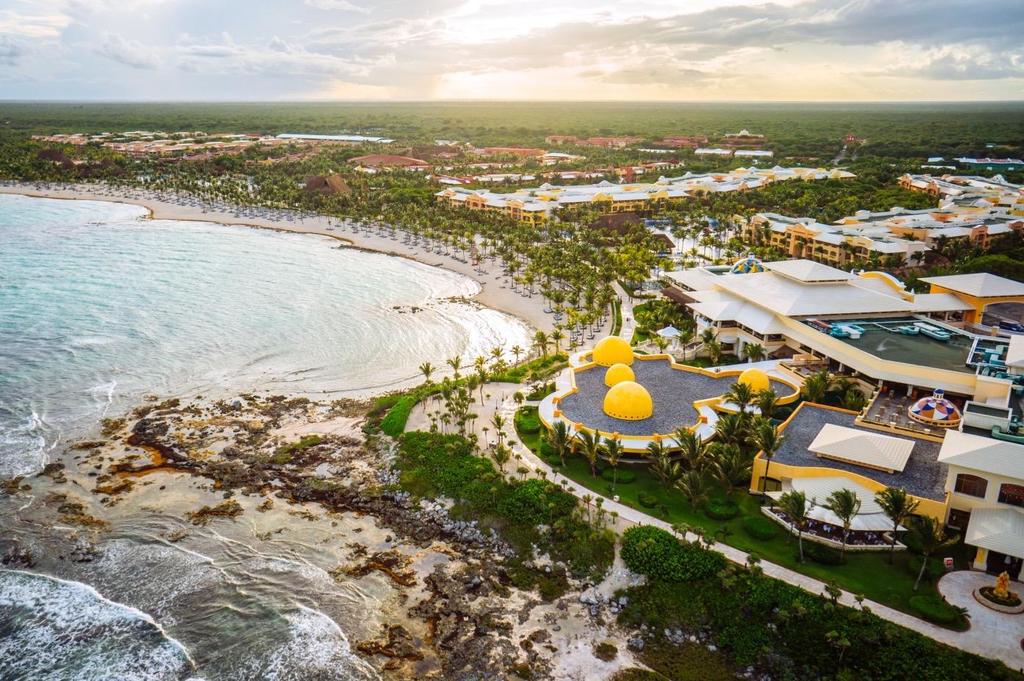 Description The luxurious Barceló Maya Palace is a magnificent hotel located in the internationally renowned Riviera Maya, only 75 km from Cancún International Airport and 20 km south of Playa del
