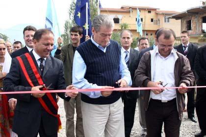 AKTUALITET Mina HYSA Në vazhdim të turit Shqipëria po ndryshon, Kryeministri Berisha u ndal dje në bashkinë e Kamzës.