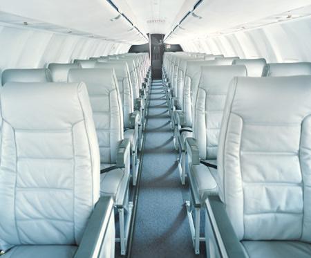Slika 5: Različica letala CRJ200 z večjim kuhinjskim prostorom, manjšim prtljažnim prostorom in petdesetimi sedeži na krovu (Vir: http://www.crj.bombardier.com/crj/en/interior.jsp?