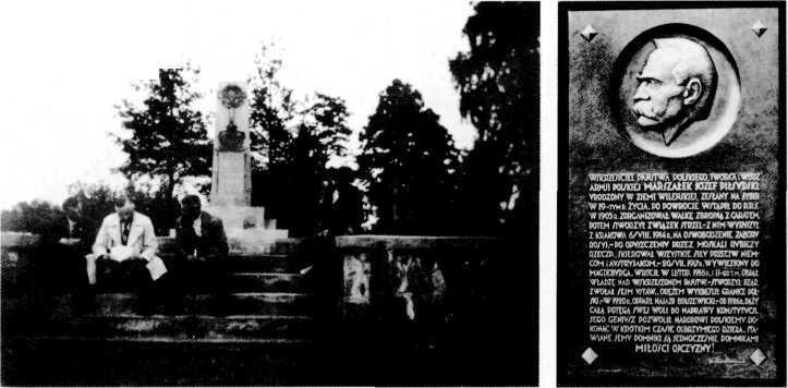 Л' Prie paminklo 863 m. sukilėliams Dubičiuose. 933. BŠA J. Pilsudskio epitafija. BŠA kos 50-ąsias mirties metines, skverelyje prie Šv. Kotrynos bažnyčios jam pastatytas paminklas.