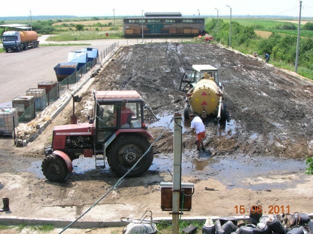 3.4.4. Ex-situ bioremedijacija zemljišta kontaminiranog mazutom 84 Halda za bioremedijaciju je napravljena na vodonepropusnoj asfaltnoj površini od približno 1500 m 2 i sa nagibom od 1% (Slika 3.7.).