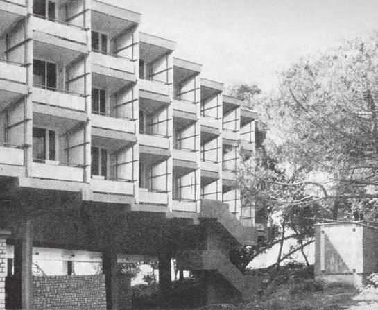 Istra Hotel, Crveni otok ( Red Island ) near Rovinj, photograph from 1969 and layout plan, 1968 ma prvih dvaju hotela vidljiva je ideja postavljanja dijelova konstrukcije na stupove koji pozivaju na