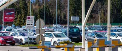 4 Vodnik po letališču / Airport Guide INFORMACIJE PARKIRANJE NA LETALIŠČU Potniki in obiskovalci letališča lahko parkirajo v parkirni hiši, kjer je na voljo 1300 parkirnih prostorov, in na obeh