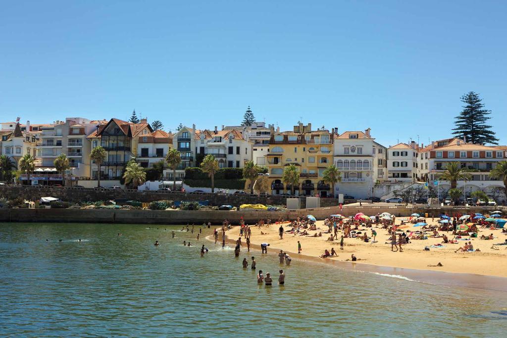 Just 30 minutes outside Lisbon, the refined seaside ambience of the Linha de Cascais (Cascais Line) has a lot to offer: culture, nature, cuisine and numerous beaches where you can just relax or do