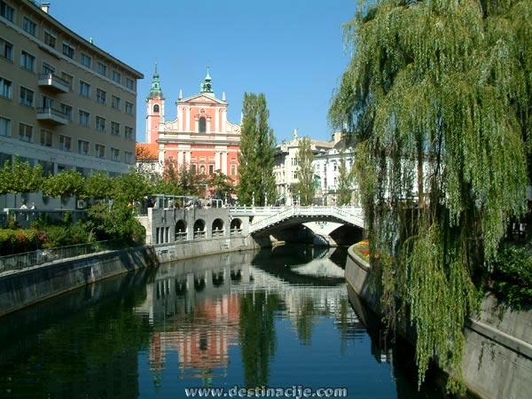 Adding an open- air market, Ljubljanica River that meanders through the city and a mighty castle rising above the narrow streets all that and much more you can admire in Ljubljana.