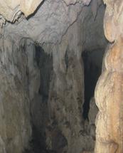 Пештера Змејовец ДЕМИР КАПИЈА Cave Zmejovec DEMIR KAPIJA Пештерата та Змејовец ец е составена од два дела: едниот дел е поголем со должина од 150 м. и има тркалезна форма а другиот е помал и има 40 м.