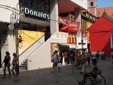 5: McDonaldsova restavracija na Čopovi ulici) Ulica se odpre na Prešernov trg, ki služi kot vozlišče. Je dejanski center uličnega življenja mesta, vse glavne pešpoti se srečajo v tej točki.