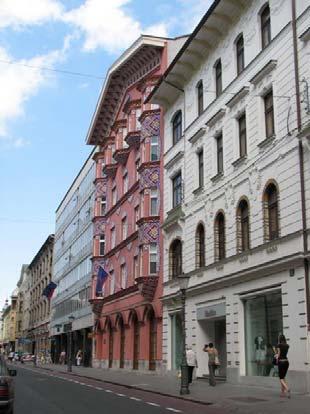 Fotografija 6.1: Mimoidoči se vsekakor, vsaj s pogledom, obregne ob Zadružna gospodarska banka pisano stavbo. Stavba je namreč najboljši primer uporabe narodnega sloga v slovenski arhitekturi sploh.
