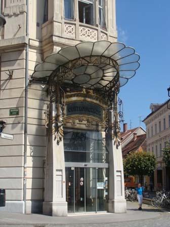art nouveauju, katerega elementa sta tudi nadstrešek in vhod. Trgovec Felix Urbanc je na eni najbolj elitnih lokacij v mestu zgradil prvo sodobno veleblagovnico v Ljubljani.