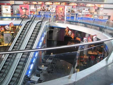Prozorno steklo poveča učinek reklamnih panojev, postavljenih nad vhod, na katerih so predstavljeni filmi, ki se vrtijo v kinu, in so tako označenec zabave in zvezdništva.