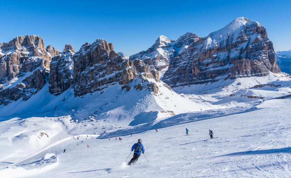 Leisure e team building winter Stunning landscapes, eternally snow-covered ski slopes, breathtaking heights.