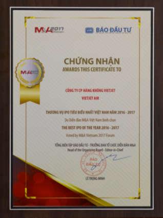 Awards Vietjet continued to be honored by Forbes Magazine among the Top 50 Vietnamese best listed