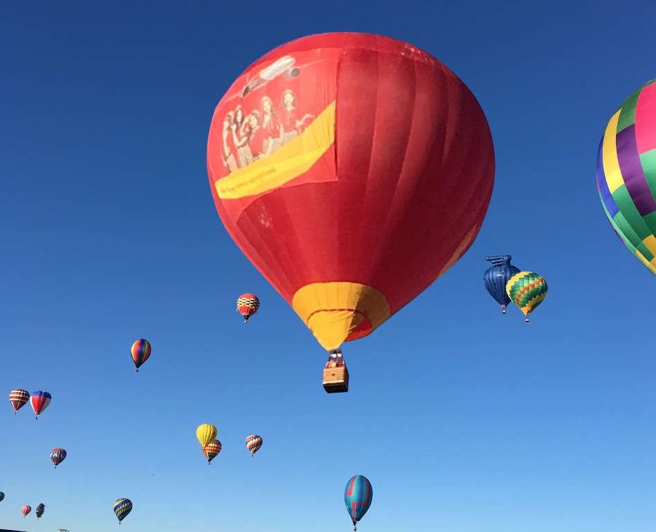 In Albuquerque City (New Mexico, United States), Vietjet s hot air balloon brought the images of beautiful