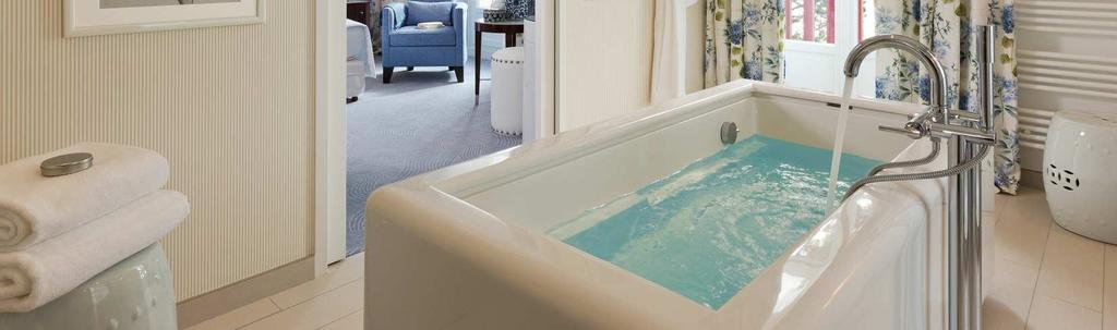 Enjoy the large bathroom with a central bathtub where you can relax as you look out over the ocean.