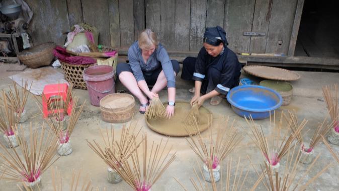 In the morning you can experience incense making at Phia Thắp village. The village has a long tradition in the production of incense sticks.