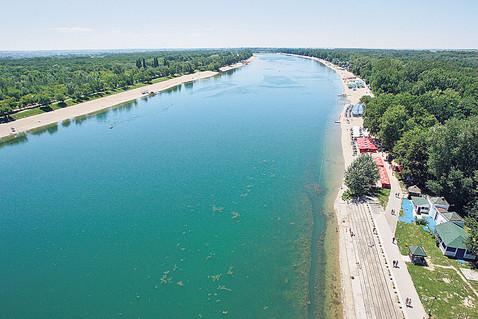 ADA CIGANLIJA Favourite leisure spot. On the river Sava, close to where it flows into the Danube, just 4 km from the city center, lies Ada Ciganlija, at one time an island, now a peninsula.