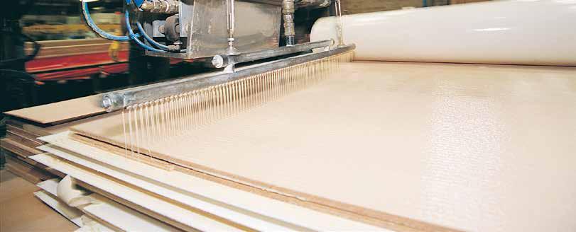 metale, mikroarmirane cementne ploče, drvo ili poliesterske ploče ojačane staklenim vlaknima s ekspandiranim ili ekstrudiranim polistirenom, poliuretenom ili mineralnom vunom.