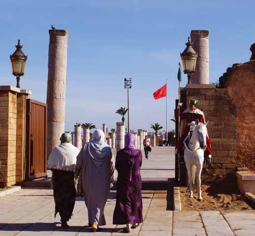 Po dolasku slijedi panoramski razgled grada: Hasanova kula, Kraljevska palača (izvana), kasbah Oudaya, Mauzolej Kralja Muhameda V. Potom, odlazak do Volubilisa, gdje slijedi razgled rimskih ruševina.