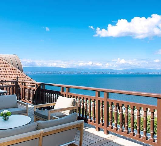 The suite comprises a separate sitting room and boasts a private terrace (20m 2 ) with sunbeds offering an amazing view over Lake Geneva.