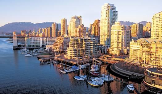 Accommodation in Vancouver Vancouver The city of Vancouver is located between the snow-capped coastal mountains and the Pacific Ocean.